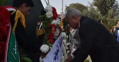 قيادات السويس يضعون أكاليل الزهور على قبر الجندى المجهول