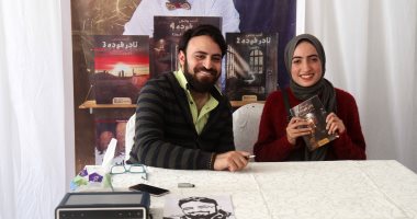 للعام الرابع.. أحمد يونس يجذب مئات الشباب بمعرض الكتاب بسبب روايته 