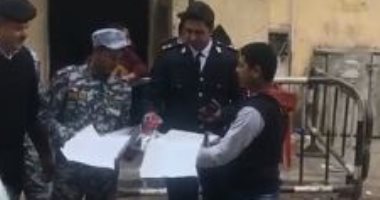 قارئ يشارك بفيديو لضابط شرطة يوزع شوكولاتة على المواطنين بمناسبة عيد الشرطة
