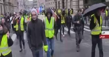 فيديو.. أصحاب السترات الصفراء يتظاهرون من جديد فى شوارع باريس