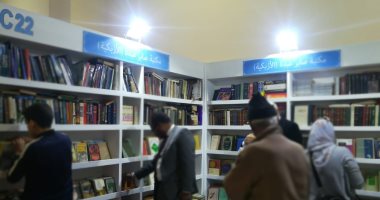 عربى وأجنبى.. مكتبة عم صابر تمثل سور الأزبكية فى معرض القاهرة.. صور