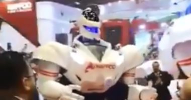 روبوت آلى يرقص على ألحان أغنية "تعال اشبعك حب" ..فيديو