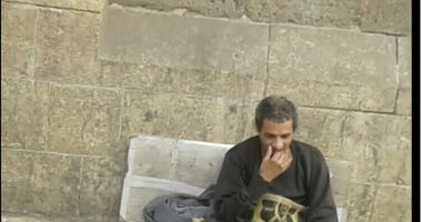 "إحنا معاك".. قارئ يشارك بصورة لمشرد يقيم منذ سنوات على الرصيف بشارع بورسعيد