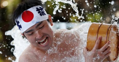 اليابانيون يتحدون البرد فى مهرجان "التحمل السنوى للمياه المجمدة"