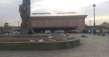 القمامة وأكياس البلاستيك تشوه المنظر الجمالى لمحطة سكك حديد مدينة أسوان