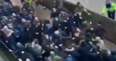 شجار عنيف بين جماهير إيفرتون وميلوول قبل مباراة الفريقين بكأس الاتحاد.. فيديو