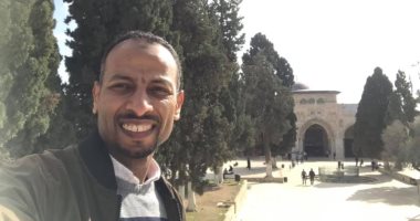 إعلامى إخوانى يسافر إسرائيل وينشر صورته أمام المسجد الأقصى