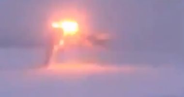 شاهد.. لحظة انشطار قاذفة نووية روسية أثناء هبوطها فى مورمانسك