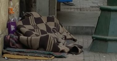 "إحنا معاك".. قارئ يشارك بصورة مشرد ينام على الرصيف فى شارع القصر العينى