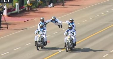 عرض مذهل لسائقى الدراجات النارية فى احتفالات العيد الوطنى بالهند