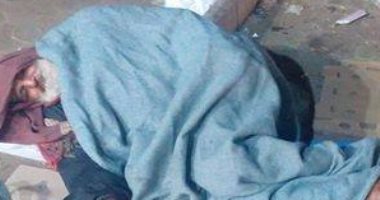 "إحنا معاك".. قارئة تشارك بصورة لمشرد ينام على الرصيف بمدينة 6 أكتوبر