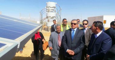 وزير القوى العاملة ومحافظ أسوان يتفقدان عمال مشروع الطاقة الشمسية ببنبان