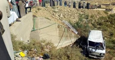 العناية الإلهية تنقذ ركاب سيارة ميكروباص بعد انقلابها فى ترعة بأسوان