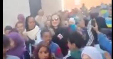 فيديو.. أهالى الأقصر يستقبلون ريهام سعيد بالطبل البلدى خلال زيارتها لفتاة التروسيكل