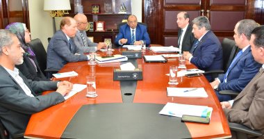 وزير التنمية المحلية يعقد اجتماعا مع قيادات الوزارة لمتابعة عدد من ملفات 