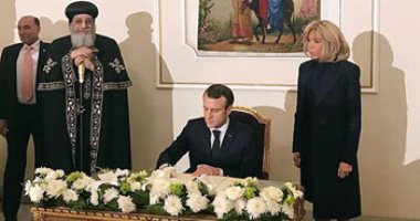 الرئيس الفرنسى يوقع فى سجل كبار الزوار بالكاتدرائية المرقسية بالعباسية