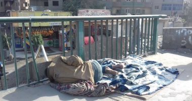 "إحنا معاك".. قارئ يشارك صورة لرجل بلا مأوى فى الهرم
