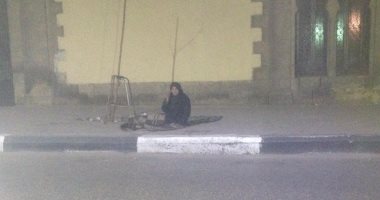 إحنا معاك.. قارئ يشارك بصورة لسيدة تفترش الرصيف خلف مسجد الحاكم بأمر الله
