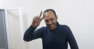 سكان محيط صخرة منشأة ناصر يرفعون علامة النصر بعد انتقالهم للأسمرات
