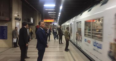وزير النقل يفاجئ العاملين بمحطات خط المترو الأول ويتابع انتظام الخدمة للركاب