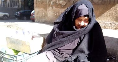صور.. "نور النبى" سيدة عجوز تقيم على الرصيف وتفقد بصرها وتطالب بتوفير مأوى