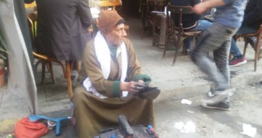 عم إبراهيم.. 50 عاما أمام المقاهى حاملا صندوقه الخشبى بشبين الكوم (صور)