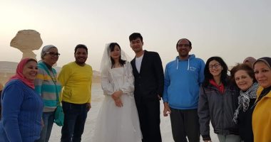 صور.. عروسان من الصين يحتفلان بزفافهما بالصحراء البيضاء في الوادى الجديد