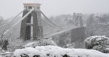 بريطانيا تتجمد.. موجة جليد وبرودة قاسية تشل حركة السير والمواصلات - صور