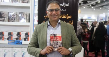 أشرف العشماوى يوقع رواياته فى معرض القاهرة الدولى للكتاب.. صور