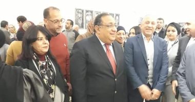 "يضم أكثر من 50 عملا فنيا".. رئيس جامعة حلوان يفتتح معرض تجاعيد.. صور