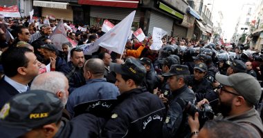 صور..مظاهرات ضد الاتحاد العام للتعليم الثانوى بتونس والشرطة تتصدى للمحتجين