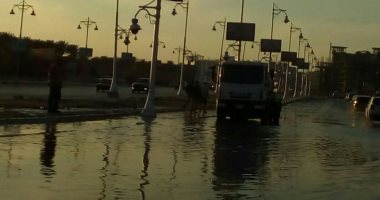 قارئ يطالب بإصلاح ماسورة مياه مكسورة بشارع التسعين فى التجمع