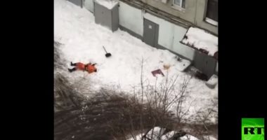 شاهد.. لحظة سقوط عامل من سطح مبنى فى موسكو