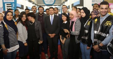 أشرف صبحى يزور جناح وزارة الشباب والرياضة بمعرض الكتاب