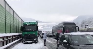 شاهد الثلوج تحاصر آلاف السيارات فى شمال إيطاليا