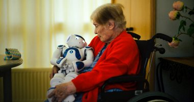 "الروبوت مش بس للتسلية".. زورا يرعى المسنين والمرضى بباريس ..فيديو وصور