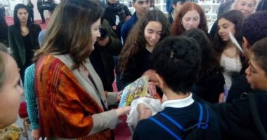 نائبة السفير الأمريكى تزور معرض الكتاب وتهدى الكتب للأطفال  