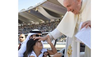 "حبا فى فرنسيس".. شاهد طفلة تخترق الحشود لتحية بابا الفاتيكان بالإمارات