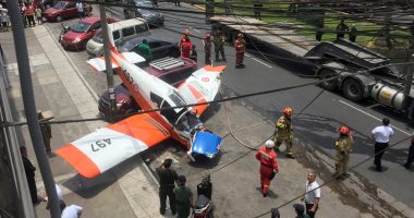 صور.. تحطم طائرة تابعة لسلاح الجو لدولة بيرو بأحد شوارع مدينة ليما
