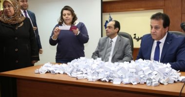 وزير التعليم العالى يقدم 10 رحلات عمرة هدية للعاملين بالوزارة