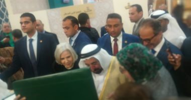 جامعة الدول العربية تهدى كتاب ألبومات صور الأمناء لحاكم الشارقة بمعرض الكتاب 
