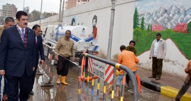 محافظ القليوبية يتابع أعمال شفط المياه الناتجة عن الأمطار في مدينة بنها