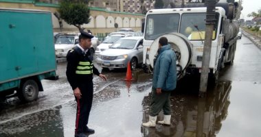 صور.. المرور يكثف الخدمات وسيارات الشفط لسحب مياه الأمطار بمدينة نصر