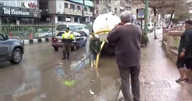 صور.. الدفع بسيارات شفط مياه الأمطار من شوارع الزقازيق