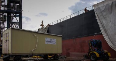لأول مرة.. وحدة متنقلة لإمداد السفن العملاقة بالتيار الكهربى بميناء دمياط