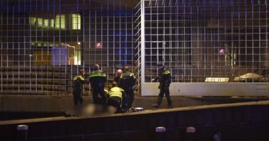 فيديو وصور.. اشتباكات مسلحة بين الشرطة الهولندية وشخص قرب البنك المركزى
