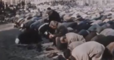 فيديو نادر.. سفير أمريكى وحاخام يهودى يصليان خلف إمام إيرانى