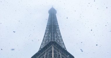 "باريس وجمالها".. كيف تبدو فرنسا من فوق برج إيفل بعد سقوط الثلوج × 15صورة