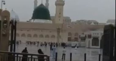 سقوط أمطار بساحة الحرم النبوى.. والدفاع المدنى ينقذ 111 شخصًا.. فيديو وصور