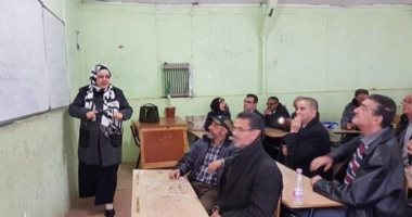 العمر لحظة.. طلاب جزائريون يلتقون مدرستهم بنفس الفصل بعد 50 عاما